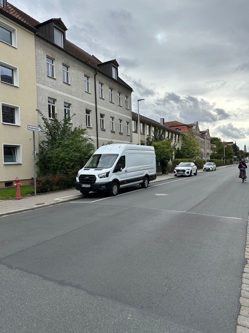 HausBären-Transportfahrzeug an einer Straße vor einem Gebäude